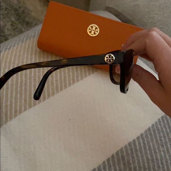 Tory burch sunglasses with case - Picture 4 of 9